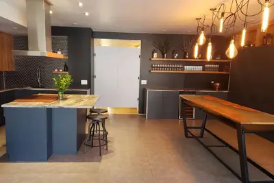 Image de Spacious, central and newly renovated! \nGrand, rénové, super quartier!