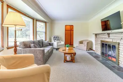 Image de Home ~ 17 Mi to Detroit w/ Patio & Grill!