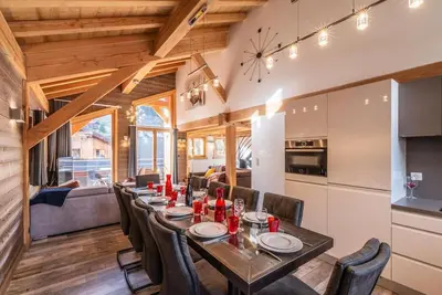 Image de 50m du centre station, 2ème étage, remise en forme, hammam, balcon, télévision, casier à ski, 137m²