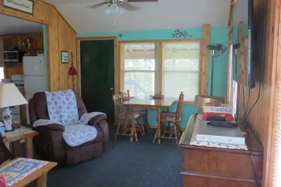 Image de Ruthie's Cottage\nCharming 3-bedroom cottage with WiFi in Barbeau. 20 m Sault, Mi