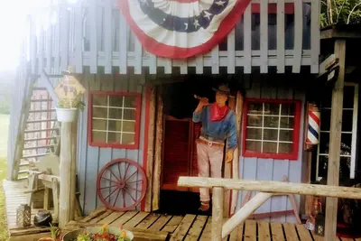 Image de Rustic crafted Cowboy Town complete with everything needed for a weekend retreat