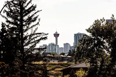 Image de 5 Bedroom newly renovated townhouse 2 min from hwy1 and 2  and 10 min from dt.