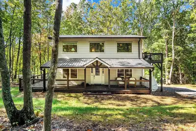 Image de Beautifully crafted mountain home nestled in the Blue Ridge and South Mountains.
