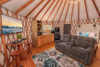 Image de Peacock/River Yurt Village/Couples Yurt/Hot Tub/Close to Town!