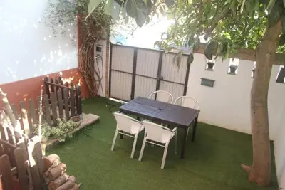 Image de Two-story house with garden and patio in a quiet area. Easy parking