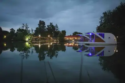 Image de Floating Dream, Houseboat