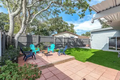 Image de Dunedin \"Magnolia Retreat\" - 5 min to #1 Beach