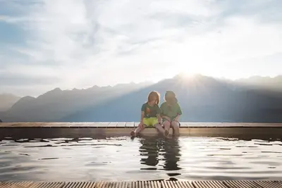 Image de Quiet apartment right on the edge of the forest with its own garden (pool/ski slope)