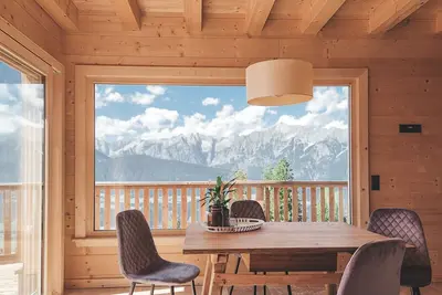 Image de Cozy two-storey log cabin apartment on the forest/piste with valley and pool view