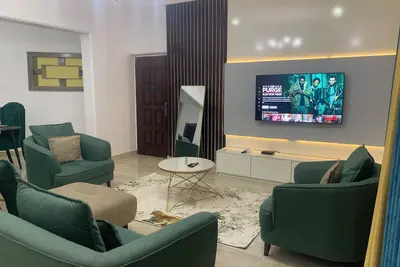 Image de 4minutes from Aso Rock Villa, King Bed, 3-bedroom apartment, Chef, Outdoor Games
