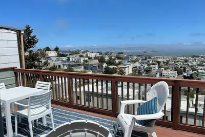 Image de Views! 2-bedroom condo, private deck w/ unobstructed Bay Views in San Francisco
