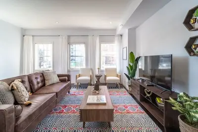 Image de ✦Boho-Chic Home: 4 Br + ❤ of City + Patio & Bbq