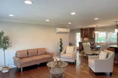 Image de Northwest Gem! King bed, Private fenced backyard