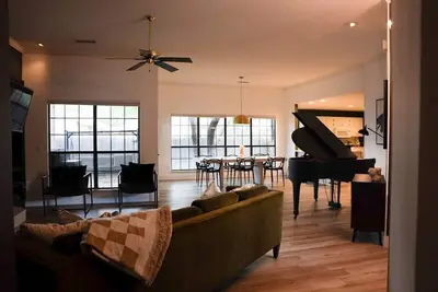 Image de Central |5 Bed| Baby Grand Piano