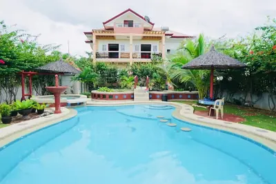 Image de Spacious 5-bedroom Panglao Home with Free transfers, Infinity Pool, WiFi, & A/C