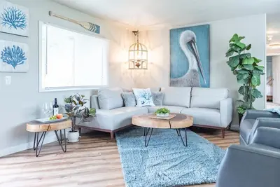 Image de Cozy and Stylish-Walk To The Beach - Sleeps 5