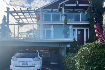 Image de Beautifully decorated, furnished 3-story home w\/upper & main decks w\/viewsofLake