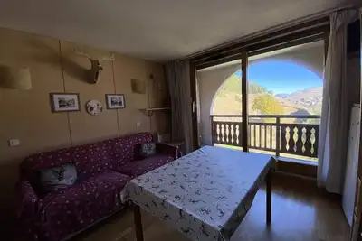 Appartement T2 skis aux pieds avec vue sur les montagnes et place de parking privée couverte