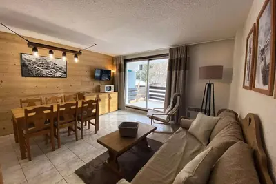 Appartement chaleureux style montagne, situé dans un secteur calme au pied des pistes