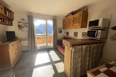 Appartement style montagne avec vue dégagée sur la station et les montagnes dans un secteur calme