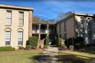 Image de A charming 2 bedroom condo in the historic district of downtown Mobile.