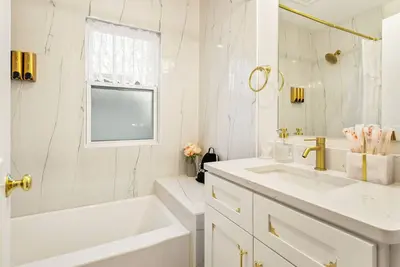 Image de French Country Cottage in lovely Glen Ellyn!