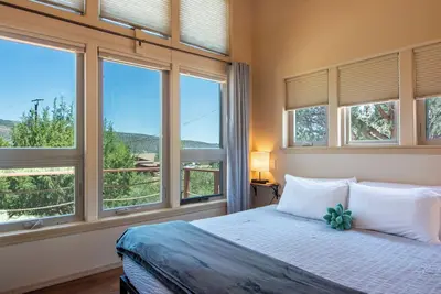 Image de Hot Tub, Pool, King Bed, Views, and No checkout chores @ Stargazer Cottage!