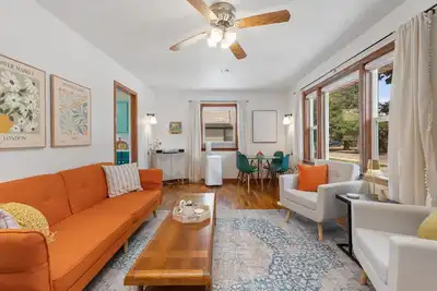 Image de Pet/Kid Friendly - Spacious Whole House with Finished Basement and Parking!