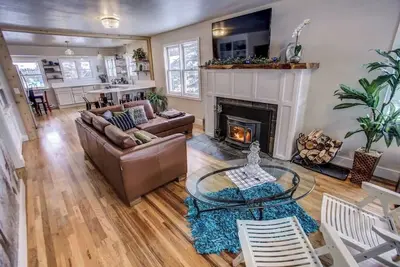 Image de FiNLANDIA 3, 000 sf 4b 3ba HotTub right in Town!