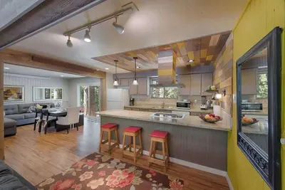 Image de Updated Cabin HotTub Firepit Decks nr Shore Lodge