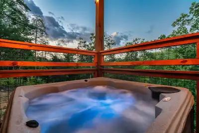 Image de Hot Tub + Mountain Views • Sleeps 12 • Near Dollywood