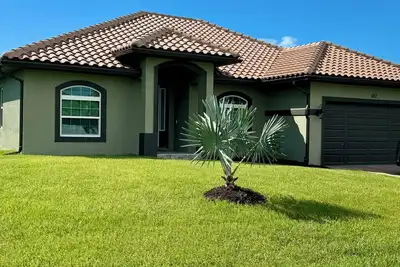 Image de Stunning Venice Beach Retreat  Private Saltwater Heated Pool  7 Min to the Beach