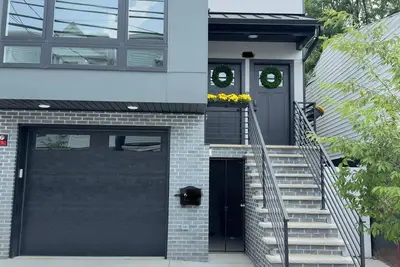 Modern-Lux 3br 2Bth, 10 mins Airport, 20 mins Nyc, and 10 Newark Penn Station