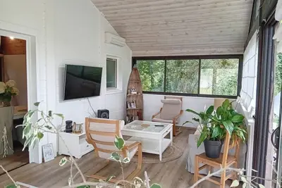 Image de Maison d'hôtes 'Le Chalet D'isabelle' avec terrasse privée, Wi-Fi et climatisation