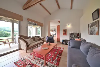 Image de Maison 'Le Clos Saint-Paul Nature - 8 Pers' avec vue sur les montagnes et piscine partagée