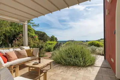 Image de Appartement 'Podere Terraviva - Apt Mimosa' avec vue sur la mer, piscine commune et Wi-Fi