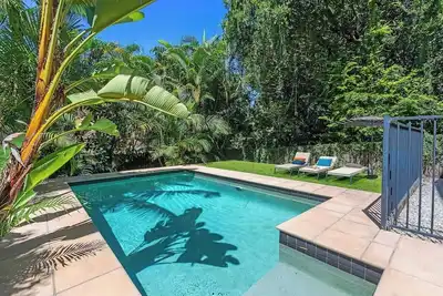 Image de 6km to Cbd|Large Family Pool Home in Taringa|Pets