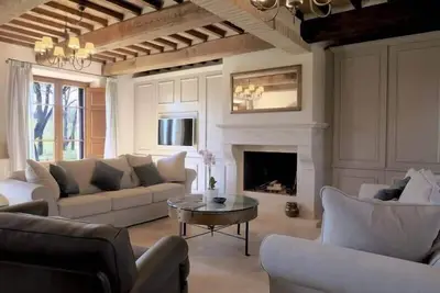 Villa Arezzo Summary: