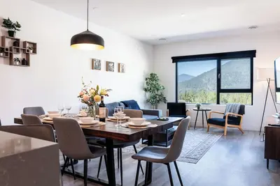 Image de Modern 2 Bedroom Condo with Workspace