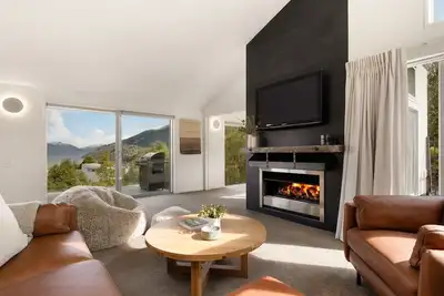 Image de Hillside Haven | Lake & Mountain Views