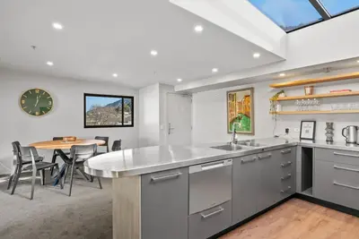 Image de Cecil| Downtown Apartment| Mountain Views| Modern