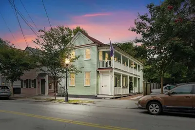 Image de Historic Charleston Home | Steps from King Street!