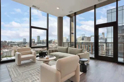 Image de Prime 4br Penthouse w/ Skyline Views for Families