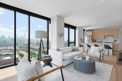Image de Prime Lincoln Park Views + Modern Amenities Await