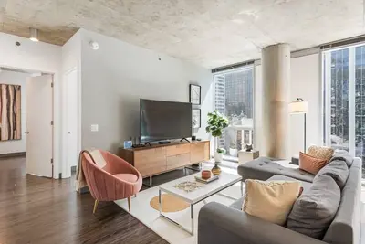 Image de Ideal for Groups: Spacious 2br in The Loop