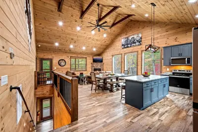 Image de Luxe 4br w/Firepit*Hot Tub*Game Room*Comm Pool