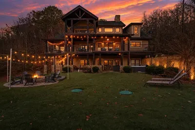 Image de New! Lakefront Luxury! Fireplaces*Hot Tub*Privacy