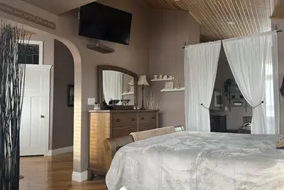 Image de Spacious Lake Front Chalet on Golf Resort- 3 minutes from Iron Horse Trail!