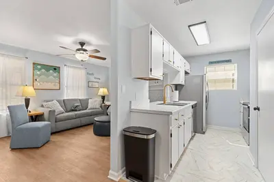 Image de Affordable Luxury townhome Close to malls, walking community with sidewalks.