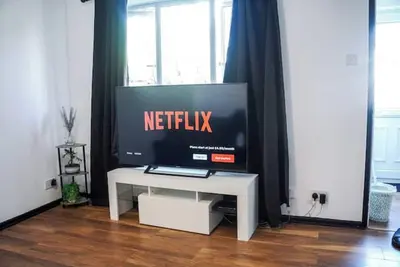 Image de Tranquil Getaway in a Quiet Residential Oasis.